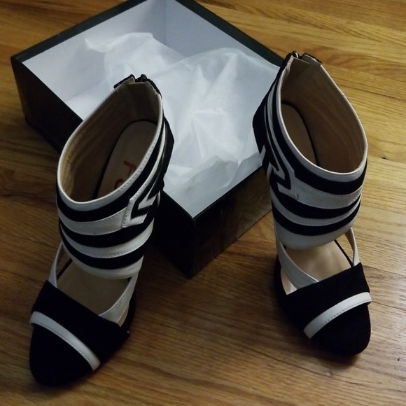 **SOLD** OFFSITE* Black and white heels - Picture 6 of 6